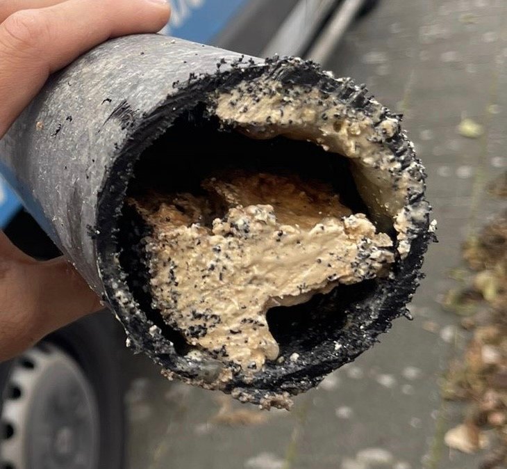 Vet- en vuilophoping in een verstopte keukenafvoer
